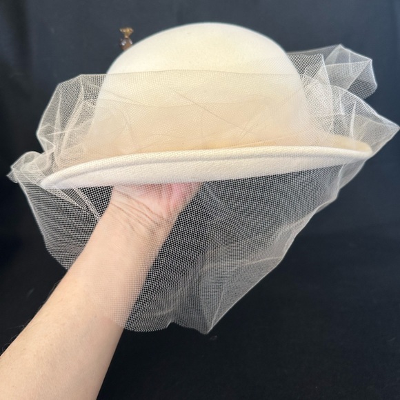 VINTAGE ADOLFO II 100% Wool Hat Cream w/Netting. Size 21 3/4” - Picture 6 of 6